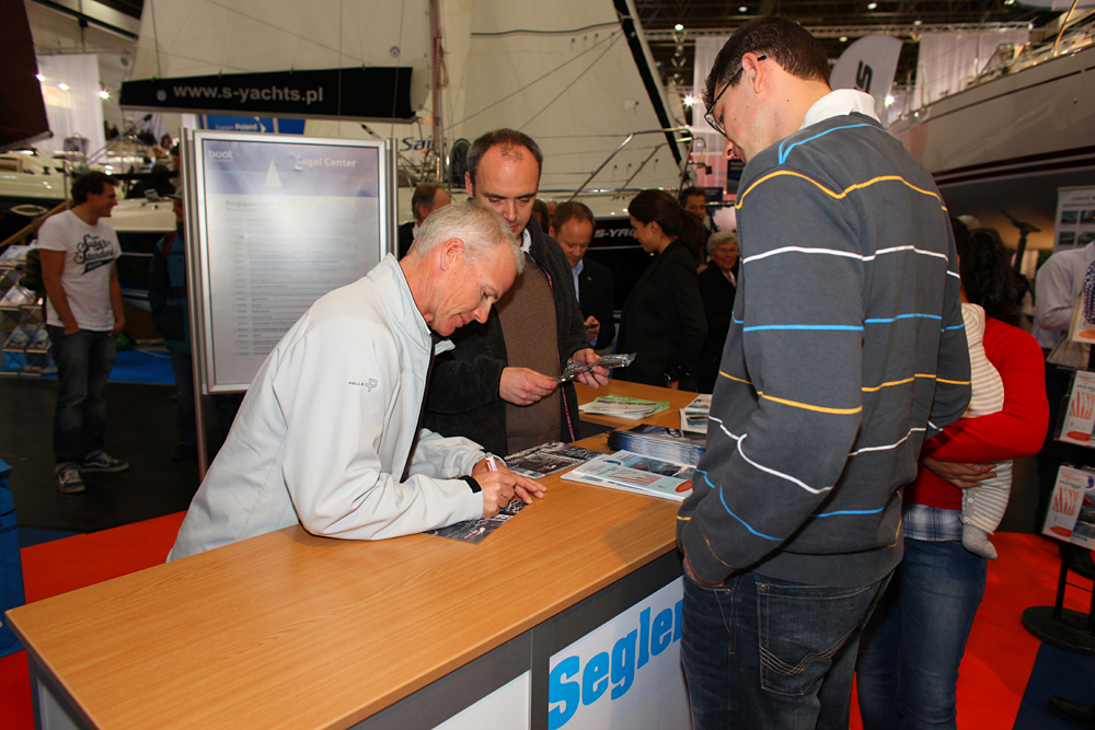 9788-Artemis-Hutchison gibt Autogramm