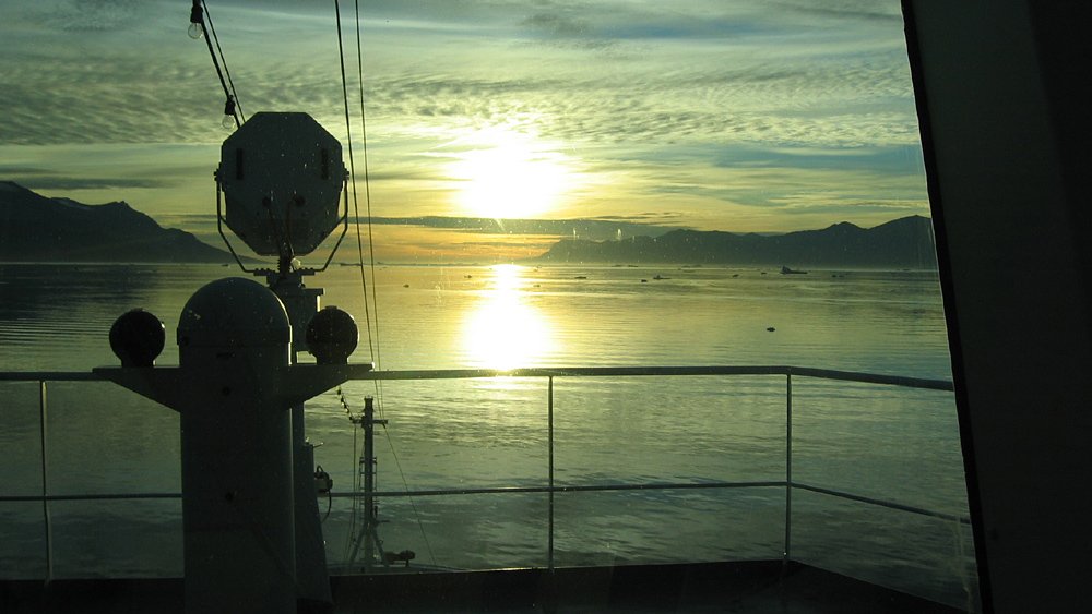 Fahrt durch Fjord zum Meer