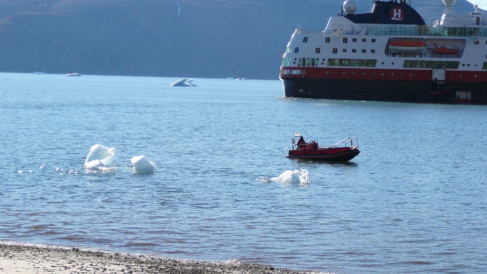Tenderboote wieder zum Strand - bei Flut