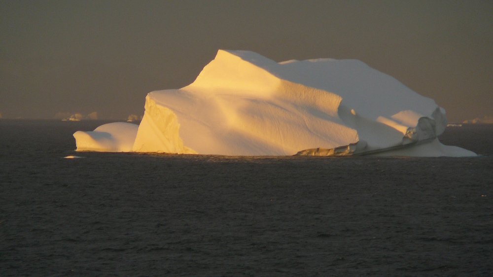Eisberg in goldenem Abendlicht