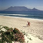 Gl&uuml;ckliche Familie vor Tafelberg