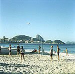 Ballspiel im Winter an der Copacabana