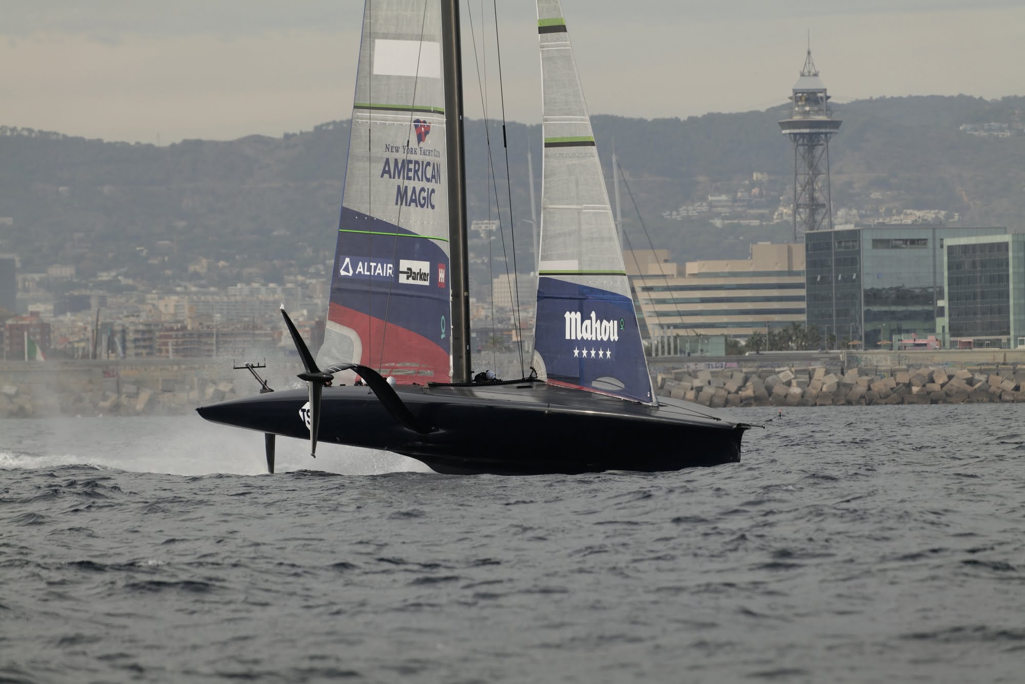 37.America`s Cup American Magic Design „Schaufeln“, während Luna Rossa Prada Pirelli gerade und schnell foilen